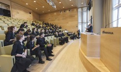 Gaizka Aseguinolaza y el equipo de Iruña Catering inauguran la Torre Iberdrola
