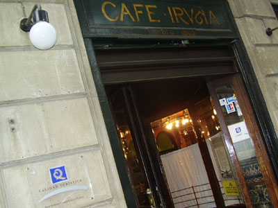 El CAFE IRUÑA y LA GRANJA colocan en sus fachadas las placas acreditativas de haber obtenido la Q de Calidad Turística.