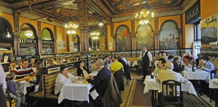 El Café Iruña de Bilbao es, una de las 5 razones para visitar la “beautiful“ Bilbao